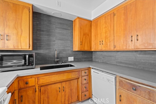 Detail Gallery Image 5 of 39 For 5829 E 2nd, Long Beach,  CA 90803 - 4 Beds | 3 Baths