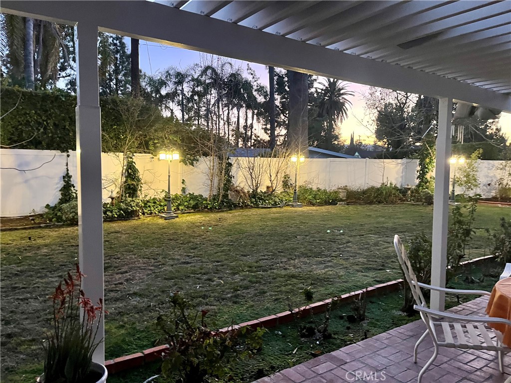 https://media.crmls.org/medias/83d417ef-f2fe-48d5-889e-0510aad537e7.jpg?preset=X-Large