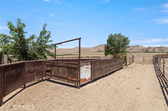 4333 Highway 33, New Cuyama CA: https://media.crmls.org/medias/83d4236c-0c7f-45a8-88ab-6fee9bf3c35c.jpg