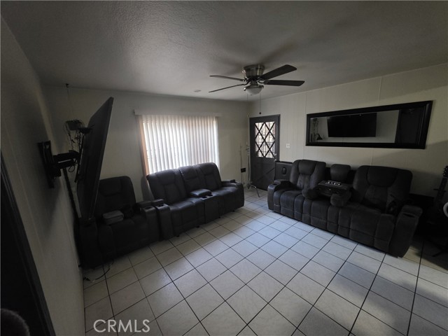 Detail Gallery Image 3 of 3 For 2509 Illinois, South Gate,  CA 90280 - 2 Beds | 1 Baths