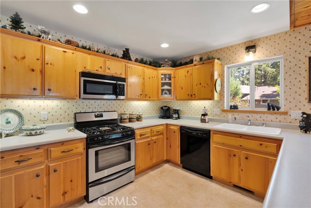 Detail Gallery Image 13 of 31 For 128 Crater Lake Rd, Big Bear Lake,  CA 92315 - 3 Beds | 2 Baths