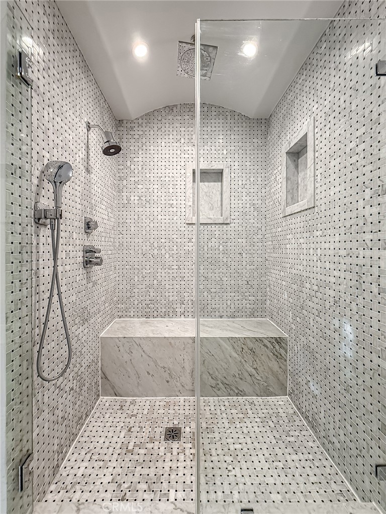 https://media.crmls.org/medias/83d8913d-f6b5-4a31-8dab-170582ecfed3.jpg?preset=X-Large