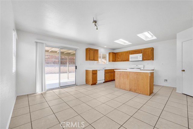 Detail Gallery Image 7 of 18 For 11719 Fern Pine, Victorville,  CA 92392 - 4 Beds | 2 Baths