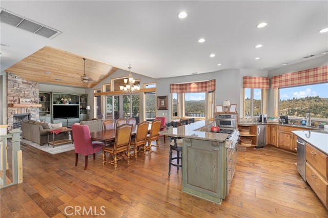39828 Granite Ridge Lane, Bass Lake CA: https://media.crmls.org/medias/83de572b-406a-4244-85b8-0484362c040d.jpg