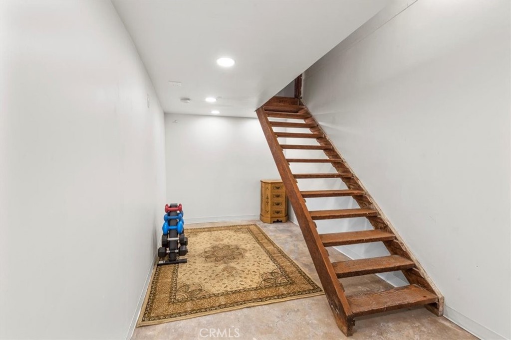 https://media.crmls.org/medias/83dedc64-39c1-40ae-a123-de2dd5575894.jpg?preset=X-Large