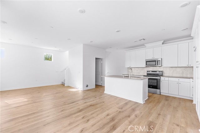 9423 1/2 N. Sepulveda Blvd., North Hills CA: https://media.crmls.org/medias/83e2908a-2b48-4f0f-97d9-53a0f87fc54a.jpg