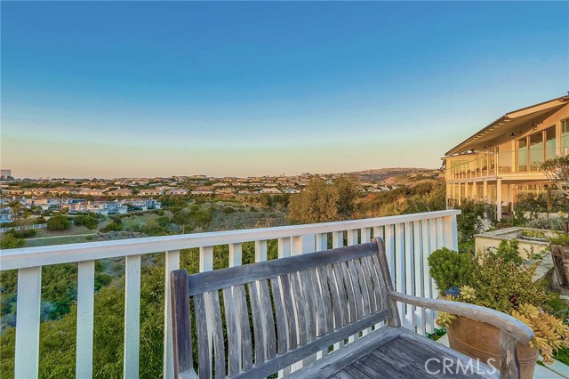 407 Mendoza Terrace, Corona del Mar CA: https://media.crmls.org/medias/83e34840-2ebb-43a4-a859-6c37d7d0cf2e.jpg