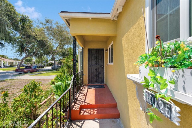10125 Annetta Ave., South Gate CA: https://media.crmls.org/medias/83e3c43c-874d-47c8-a6d7-2e2331cf4b32.jpg