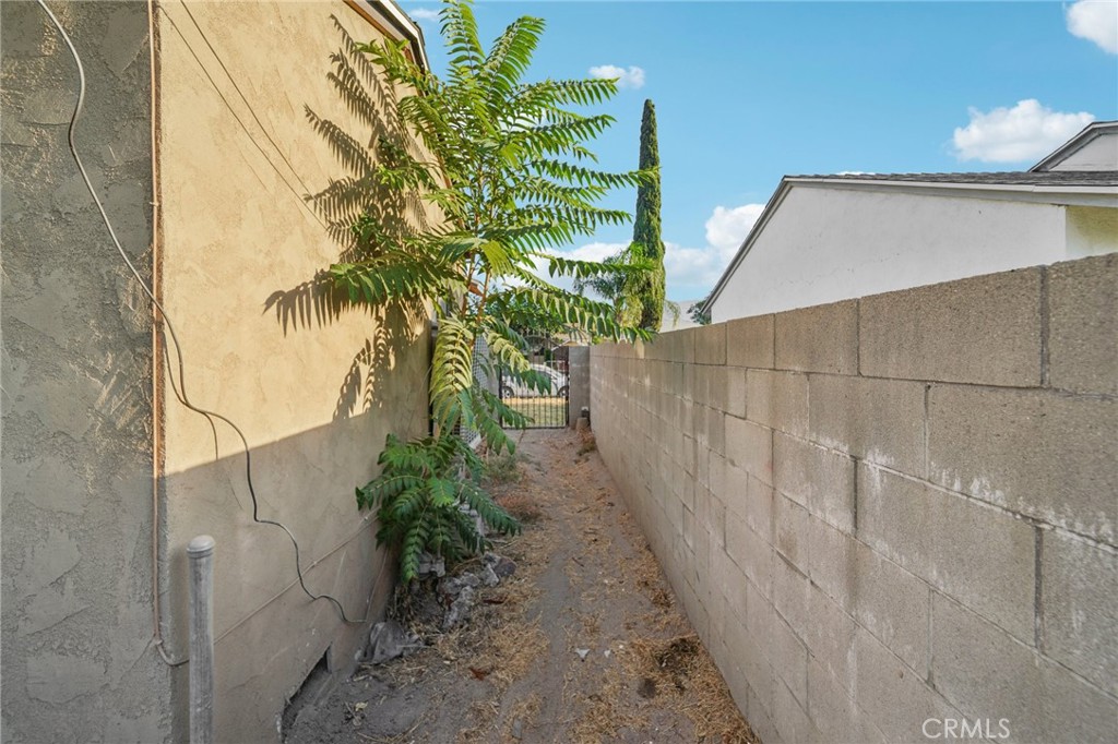 https://media.crmls.org/medias/83e3f209-4dc6-4303-95b7-04634ecee245.jpg?preset=X-Large