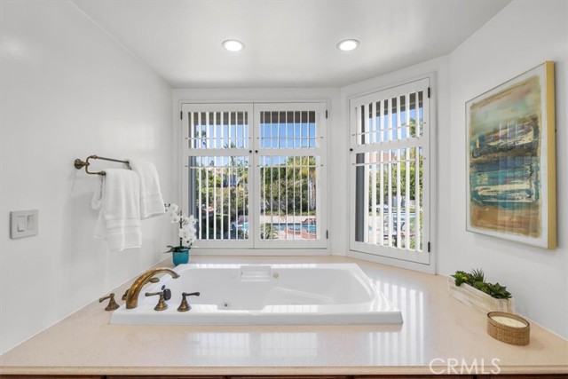Huge soaking tub with view of Back Yard