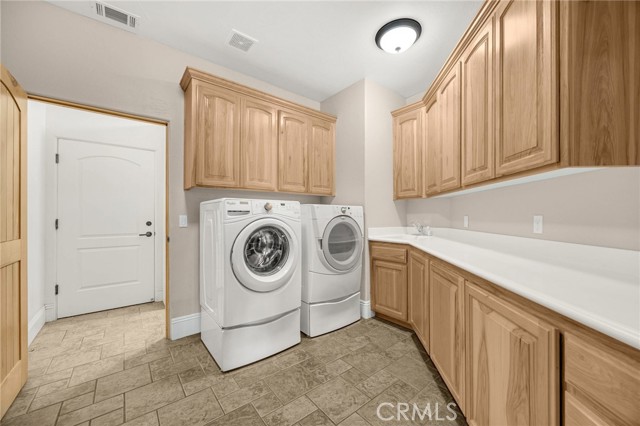 8277 Macron Street, Oak Hills CA: https://media.crmls.org/medias/83e53c47-76f6-4349-ada9-4681e2c9bb7f.jpg