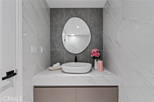 Detail Gallery Image 34 of 51 For 15631 Sunburst Ln, Huntington Beach,  CA 92647 - 5 Beds | 3/1 Baths