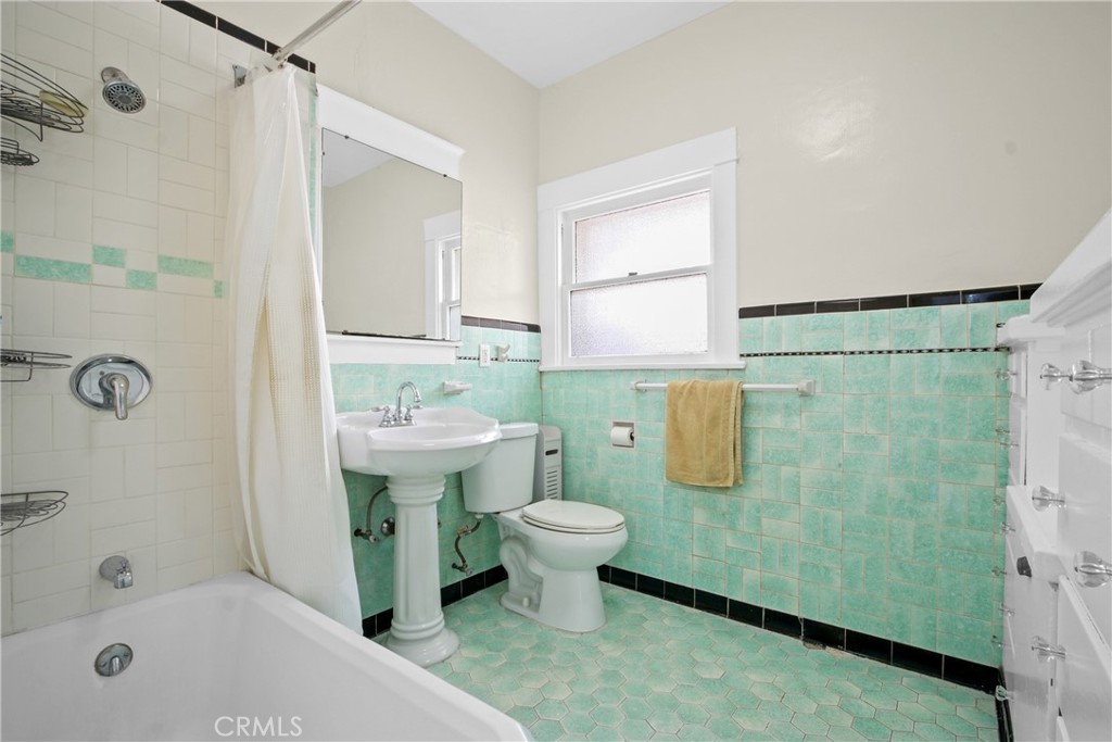 https://media.crmls.org/medias/83e6fa51-255b-4f8a-9a02-76fac17ae7f9.jpg?preset=X-Large