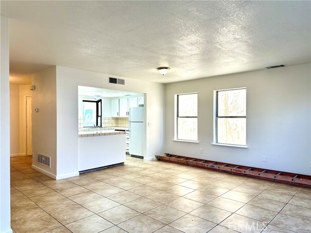 Detail Gallery Image 8 of 21 For 2511 N Knoll Ave, Fresno,  CA 93722 - 3 Beds | 2/1 Baths