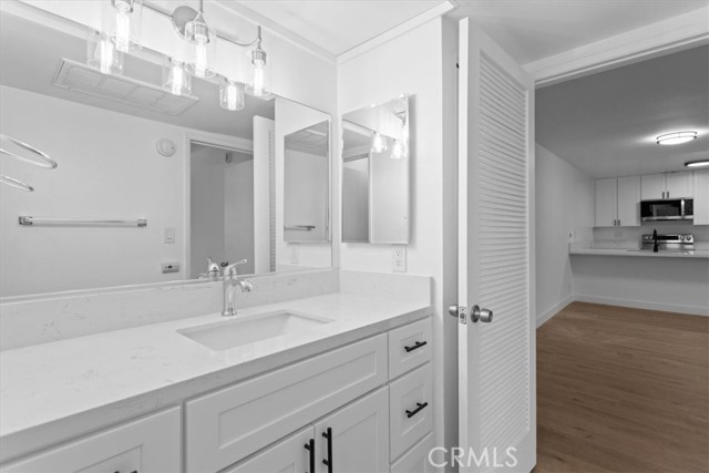 5403 Newcastle Avenue, Encino CA: https://media.crmls.org/medias/83e80e37-6f2d-479b-8c99-65d19b7d3568.jpg