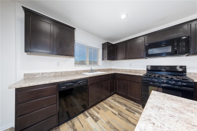 Detail Gallery Image 9 of 29 For 6949 Dewpoint Way, Fontana,  CA 92336 - 4 Beds | 3 Baths