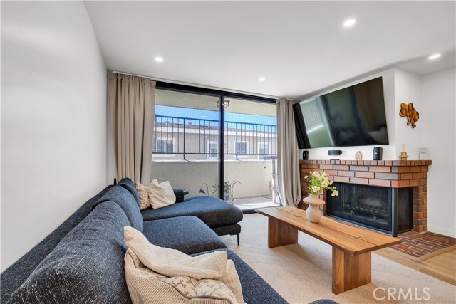 Detail Gallery Image 9 of 42 For 745 Main, El Segundo,  CA 90245 - 2 Beds | 2 Baths