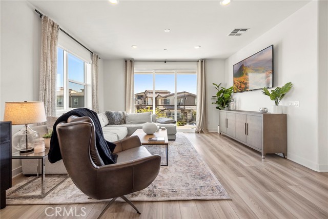 Detail Gallery Image 8 of 29 For 220 Siena, Lake Forest,  CA 92630 - 3 Beds | 3/1 Baths