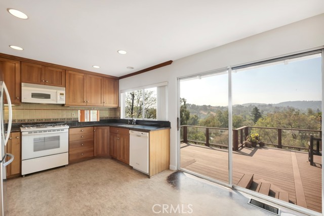 22210 Miston Drive, Woodland Hills CA: https://media.crmls.org/medias/83f460c6-f08d-4bea-a1ff-9d3e7270e552.jpg
