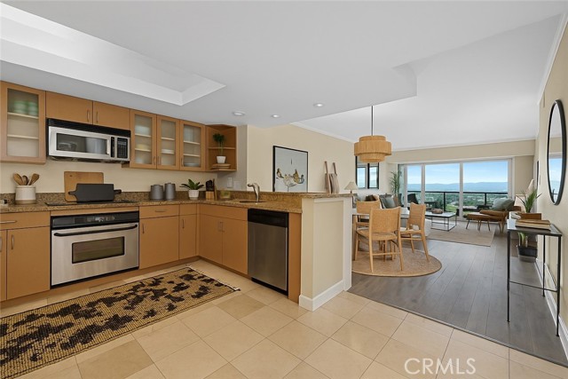13700 Marina Pointe Drive, Marina del Rey CA: https://media.crmls.org/medias/83f46bac-3ece-4357-8ea5-085a38300ba8.jpg