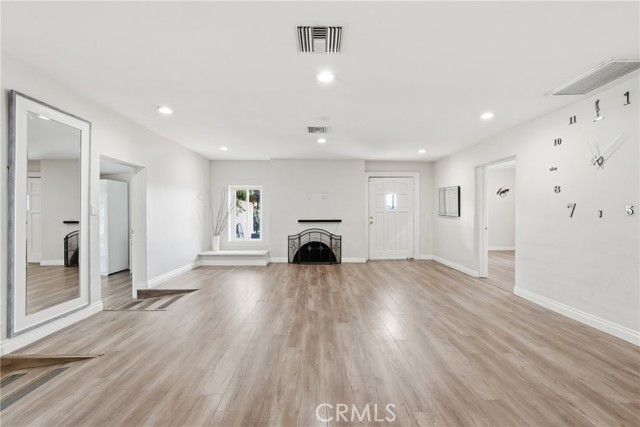 Detail Gallery Image 13 of 44 For 8647 Corbin Ave, Winnetka,  CA 91306 - 5 Beds | 3/1 Baths