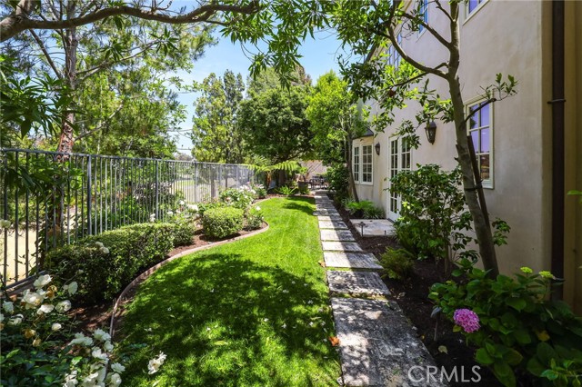 20 Cherry Hills Lane, Newport Beach CA: https://media.crmls.org/medias/83f8f6c2-d2e6-4dd3-bfd2-23436c074630.jpg