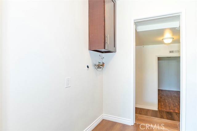 Detail Gallery Image 15 of 29 For 17425 Emelita, Encino,  CA 91316 - 2 Beds | 1 Baths