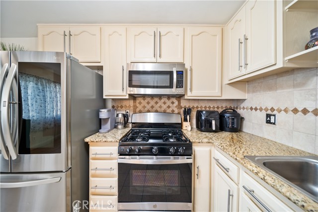 Detail Gallery Image 18 of 47 For 19950 Sherman Way Unit a a,  Winnetka,  CA 91306 - 3 Beds | 4 Baths