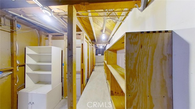 519 Poppy Avenue, Corona del Mar CA: https://media.crmls.org/medias/83fd9ba5-aad8-41f8-a0f3-5e92279b13b1.jpg