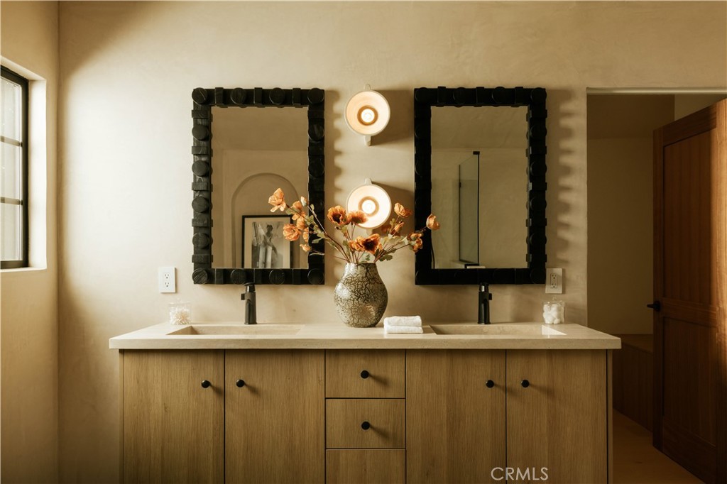 https://media.crmls.org/medias/8402963a-4bb8-4a13-8185-5d6855a846fd.jpg?preset=X-Large