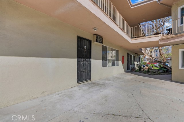 Detail Gallery Image 2 of 26 For 8649 Sunland Bld #5,  Sun Valley,  CA 91352 - 2 Beds | 1 Baths