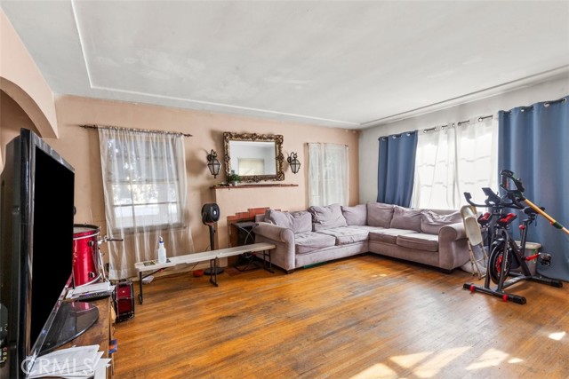 Detail Gallery Image 4 of 20 For 10001 Bowman Ave, South Gate,  CA 90280 - 4 Beds | 2 Baths