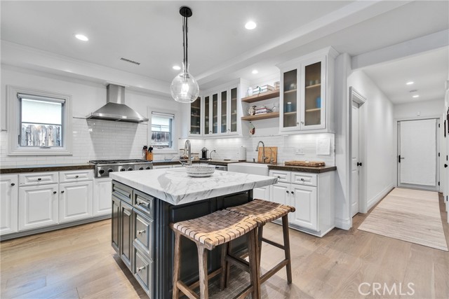 613 Larkspur Avenue, Corona del Mar CA: https://media.crmls.org/medias/84092320-96ca-4d08-8698-959bf7157363.jpg