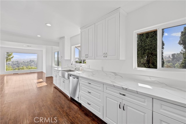 Detail Gallery Image 13 of 36 For 5160 Medina Rd, Woodland Hills,  CA 91364 - 3 Beds | 3 Baths