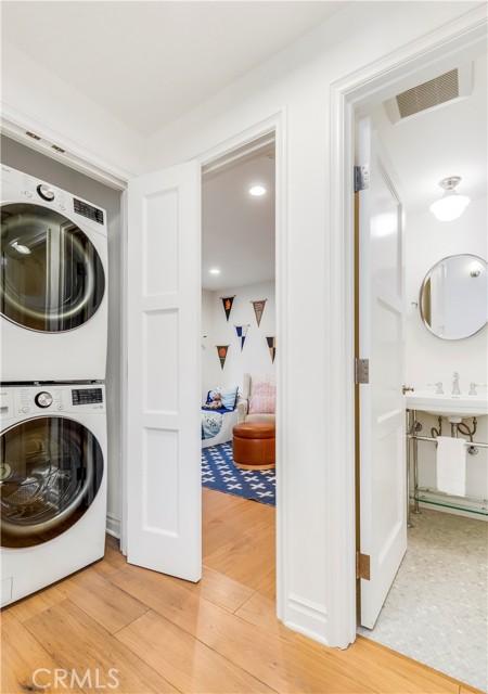 716 1/2 Iris Avenue, Corona del Mar CA: https://media.crmls.org/medias/840e27b4-eb03-46ac-ac5d-c4a7be0fde17.jpg