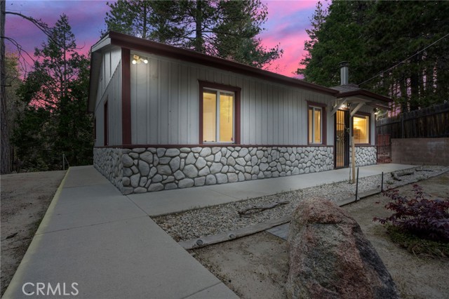 Detail Gallery Image 4 of 22 For 32159 Cove Cir, Running Springs,  CA 92382 - 2 Beds | 1 Baths