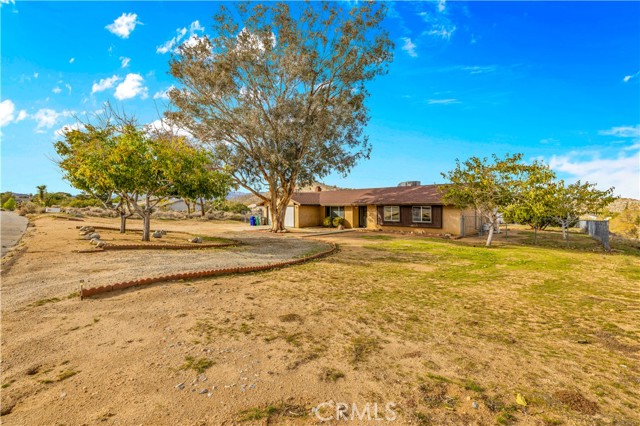 Detail Gallery Image 2 of 47 For 58116 Desert Gold Dr, Yucca Valley,  CA 92284 - 3 Beds | 2 Baths