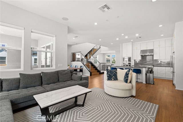 Detail Gallery Image 6 of 54 For 200 Newton, Lake Forest,  CA 92630 - 5 Beds | 4 Baths