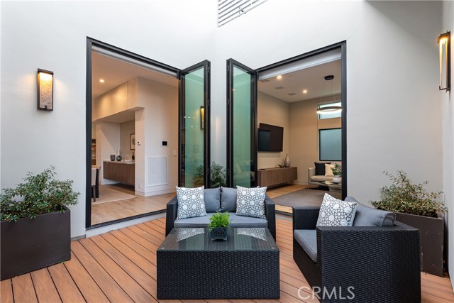 Detail Gallery Image 5 of 49 For 4175 Greenbush Ave, Sherman Oaks,  CA 91423 - 5 Beds | 6 Baths