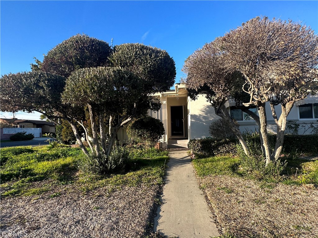 12061 Cliffwood Avenue Garden Grove, California Corner lot in a nice area of Garden Grove near Disneyland, Convention Center, and minutes to Little Saigon. Gated and has a large open patio + a 490 sf sun-room. The property has a cozy fireplace, hardwood floor, many spacious rooms and bathrooms, and many parking spaces in front even for an RV. It is close to schools, shoppings and freeway acsess. The huge size of the lot is affordable for a possible ADU.