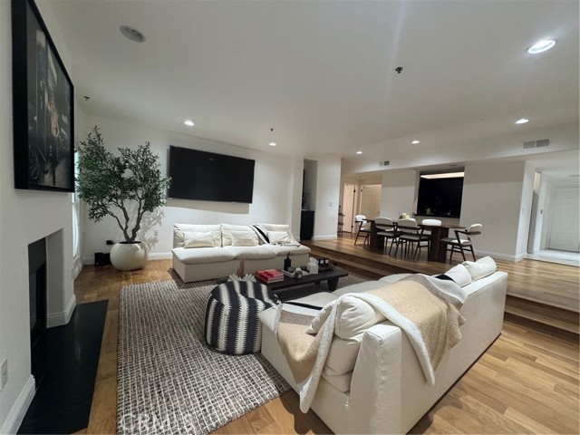 Detail Gallery Image 5 of 33 For 12011 Goshen #104,  Los Angeles,  CA 90049 - 2 Beds | 3 Baths