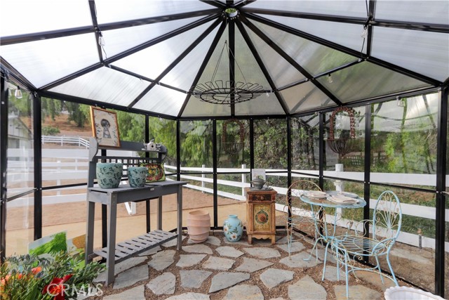 The brand-new greenhouse is ideal for year-round cultivation, peaceful gardening and effortless potting convenience. Plus, water and electricity are nearby and can easily be pulled in!