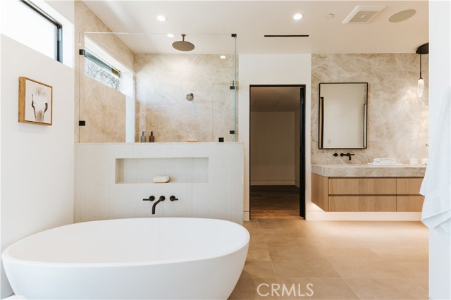 Detail Gallery Image 14 of 24 For 2321 Mesa Dr, Newport Beach,  CA 92660 - 5 Beds | 4/1 Baths