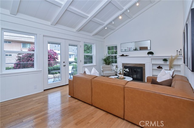 Detail Gallery Image 7 of 51 For 11042 Fruitland Dr, Studio City,  CA 91604 - 3 Beds | 4 Baths