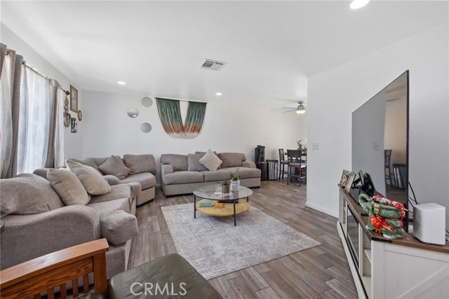 Detail Gallery Image 8 of 33 For 1911 W Vine St, Visalia,  CA 93277 - 3 Beds | 2 Baths