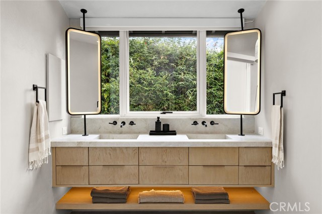 592 Bluebird Canyon Drive, Laguna Beach CA: https://media.crmls.org/medias/8426a4e6-4fe7-4b3b-bbf7-1d7ad9f46c06.jpg