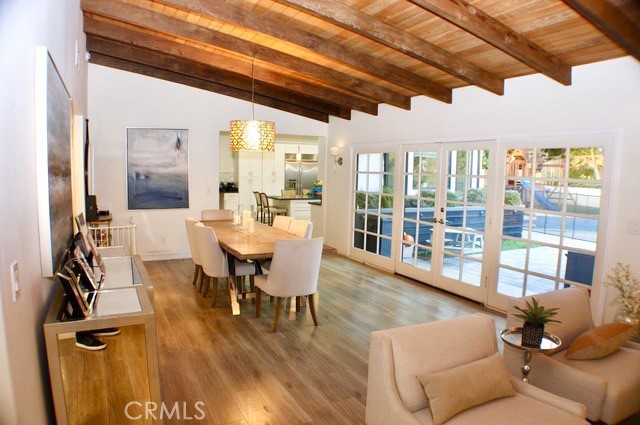 Detail Gallery Image 8 of 23 For 4820 Abbeyville Ave, Woodland Hills,  CA 91364 - 4 Beds | 4 Baths