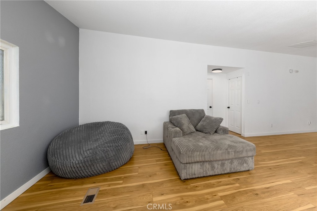 https://media.crmls.org/medias/84297f87-c9aa-4dc0-8e31-a12569d0b6f4.jpg?preset=X-Large