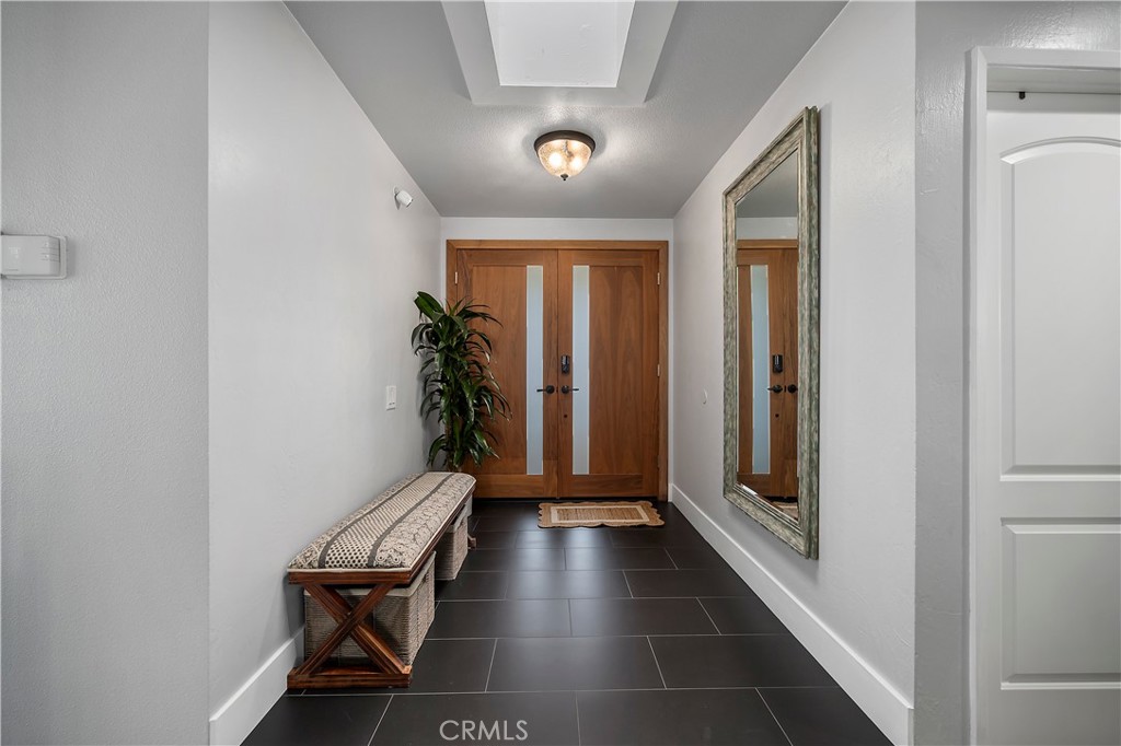 https://media.crmls.org/medias/843020d1-66e8-49c8-9984-cfa039f64c22.jpg?preset=X-Large