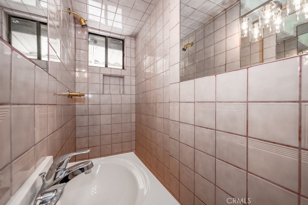 https://media.crmls.org/medias/84314de6-55a9-420d-8c33-803ff11a5dec.jpg?preset=X-Large